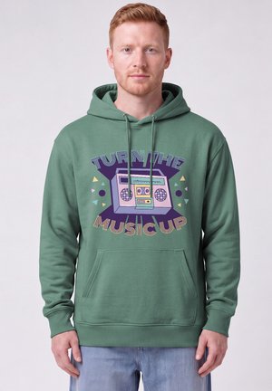 watapparel, TURN THE MUSIC UP UNISEX - Hoodie - green bay