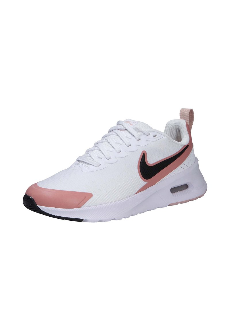 Chaussure de sport Nike avec un dessus blanc, des accents roses, un logo noir et des motifs texturés. Elle dispose d'une semelle rembourrée avec une unité d'air visible.