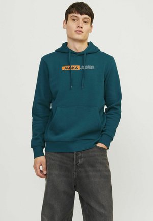 Türkiser Hoodie mit einer Kängurutasche vorne, Kapuze mit Kordelzug und grafischem Design in Orange und Weiß mit der Aufschrift "JACK & JONES." Aus Baumwollmischgewebe.