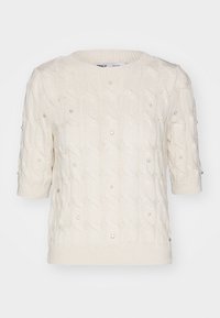 Krémový pletený svetr s krátkým rukávem, zdobený kabelovými vzory a malými perlami a kamínky rozptýlenými po látce.