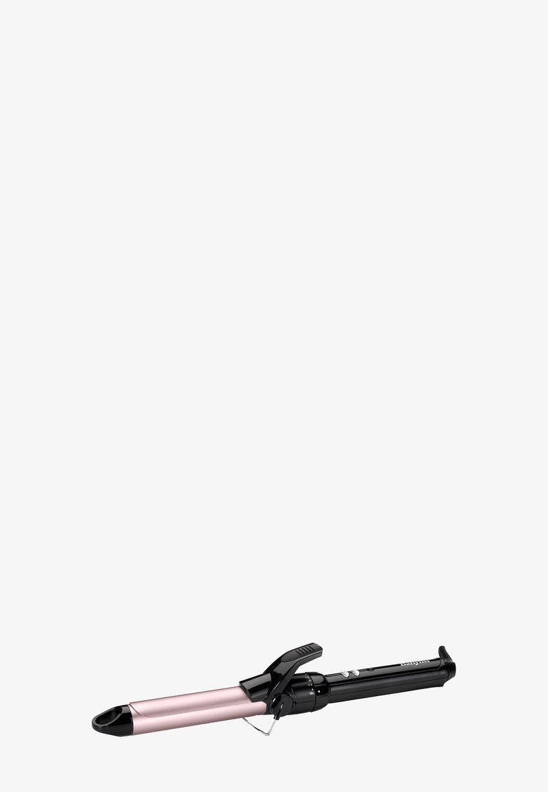 Tenacilla con barril de cerámica rosa y mango de plástico negro. Cuenta con una pinza, botones de control y un diseño cónico para un peinado fácil.