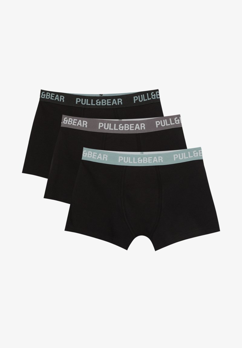 Tre boxer briefs neri con fasce elastiche in vita con la scritta "PULL&BEAR" in azzurro chiaro, grigio e nero. Materiale in cotone morbido, design aderente.