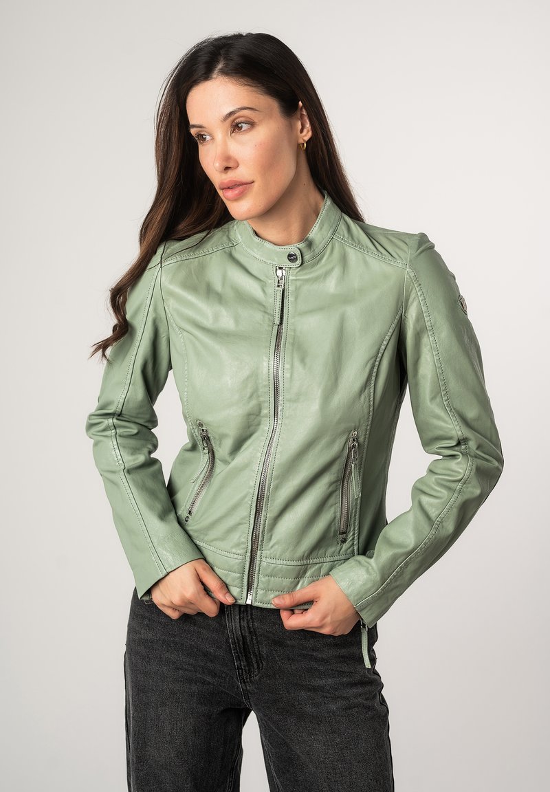 Giacca in pelle verde menta con zip frontale, colletto rialzato e due tasche laterali con zip; presenta dettagli cuciti e un design aderente.