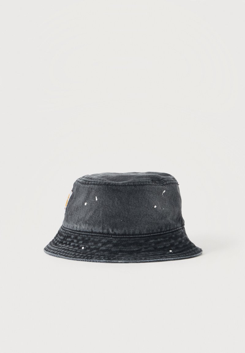 Dunkelgrauer Stoff-Eimerhut mit dezenten weißen Farbspritzern und abgestepptem Rand, dargestellt vor einem schlichten hellen Hintergrund.
