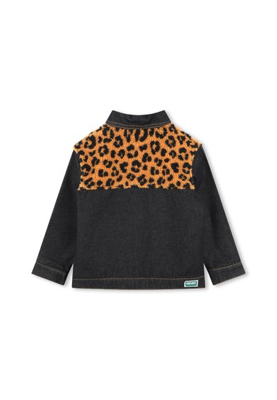 Veste en denim foncé avec un panneau texturé à imprimé léopard au dos, dotée d'un col et de coutures d'accent minimales. Étiquette de marque verte visible.