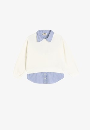 Sudadera blanca con cuello a rayas en azul y blanco, con mangas largas y un diseño de capas con detalle de botones en el dobladillo inferior.