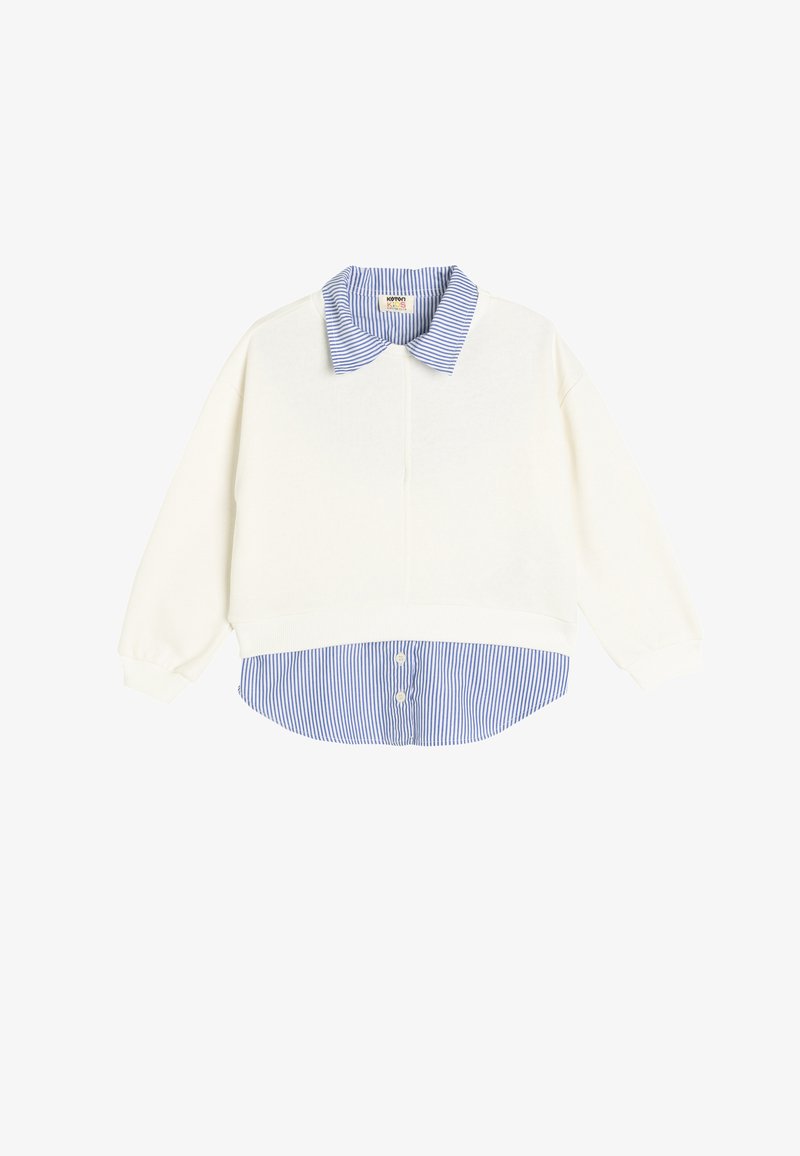 Felpa bianca con colletto a strisce blu e bianche, con maniche lunghe e un design a strati con dettaglio di bottoni all'orlo inferiore.