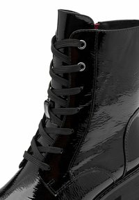 Marco Tozzi Bottines à plateau - black patent