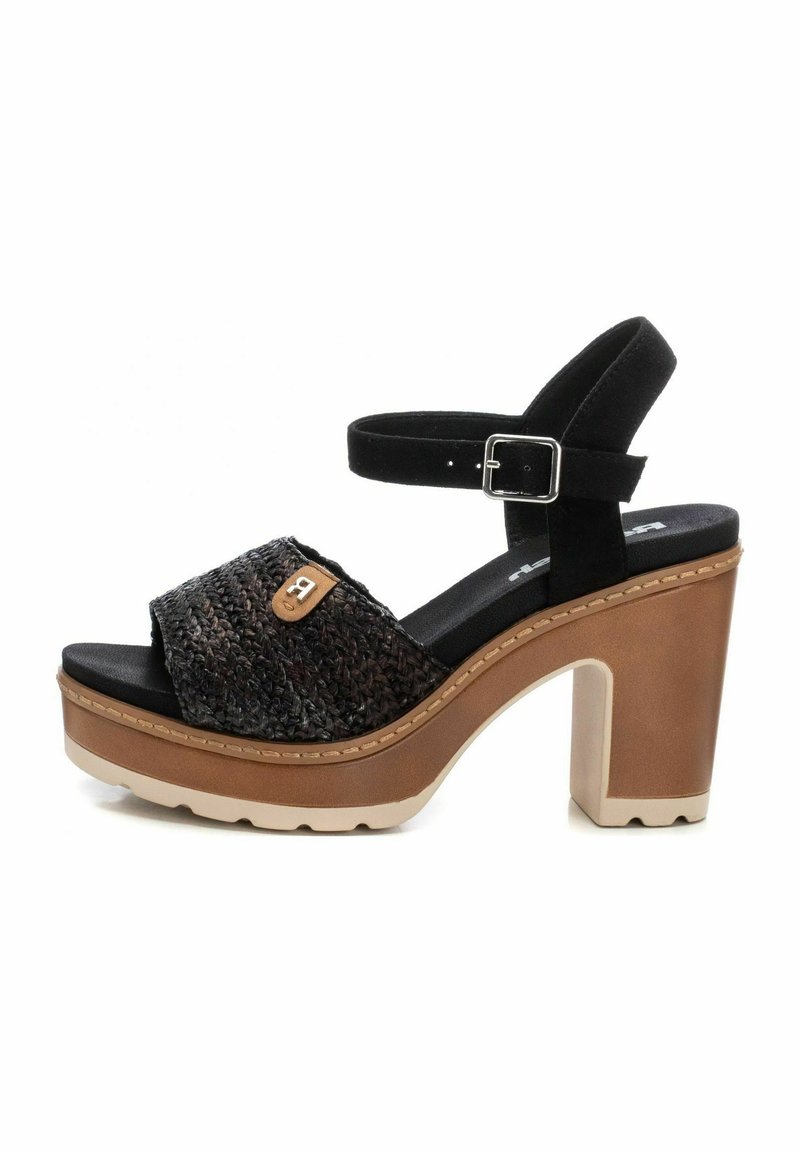 Sandali platform neri con tomaia in tessuto intrecciato, cinturino alla caviglia regolabile e tacco blocco in tono sabbia. Suola nera texturizzata.