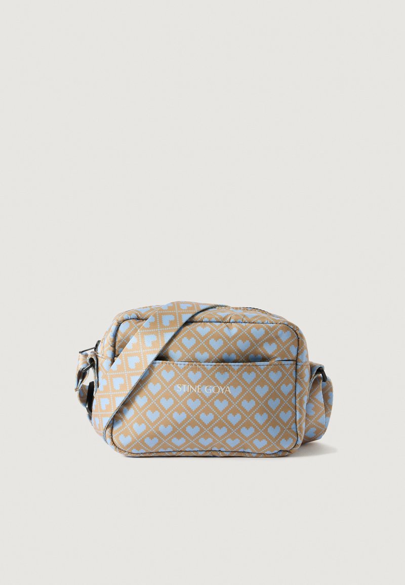 Torebka crossbody pikowana w kolorze brązowym z niebieskim wzorem w serca. Posiada ramiączko na ramię oraz przednią kieszeń zapinaną na zamek z detalem logo.