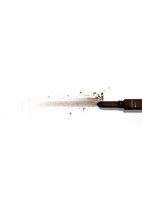 Crayon eyeliner en poudre brun avec une pointe texturée, de la poudre brune éparpillée s'étend en diagonale sur un fond blanc.