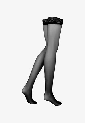 Schwarze, durchsichtige Strumpfhaltern mit Spitzenoberteilen, dargestellt auf übereinandergeschlagenen Beinen vor einem weißen Hintergrund.