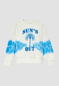 Biała bluza z niebieskimi akcentami w stylu tie-dye oraz grafiką palmowej, z napisem "SUN'S OUT" w wyraźnych niebieskich literach.