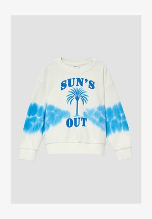 Biała bluza z niebieskimi akcentami w stylu tie-dye oraz grafiką palmowej, z napisem "SUN'S OUT" w wyraźnych niebieskich literach.