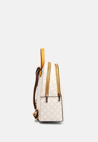 Sac à dos blanc avec un motif doré, deux compartiments zippés extérieurs et une poignée d'accent jaune. Présente une forme structurée et un matériau texturé.