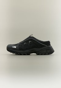 Μαύρο ανατομικό παπούτσι πεζοπορίας με ανθεκτική σόλα, επάνω μέρος από δίχτυ, και λογότυπο The North Face στο πλάι, σε προβολή από αριστερή πλευρά.