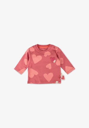 Rosa langärmliges Babyshirt mit großen hellrosa Herzmotiven und einem kleinen aufgenähten Herzpatch nahe dem Ausschnitt auf weißem Hintergrund.