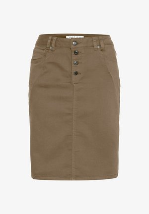 Barna farmer szoknya, testhezálló fazonnal, öt gombos elülső záródással és övhurkokkal; elülső zsebekkel és sima textúrával rendelkezik.