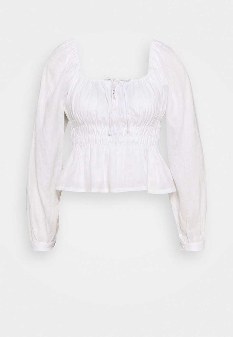 Blouse blanche à manches longues avec décolleté carré, buste froncé, taille froncée, détail à nouer à l'avant et ourlet peplum évasé.