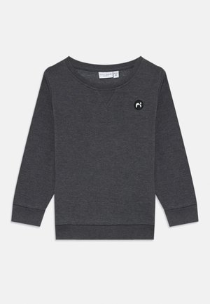 Mørkegrå langærmet crewneck-sweatshirt med ribstrikkede manchetter og kant, med et lille rundt mærke med en hvid grafik på øverste venstre bryst.