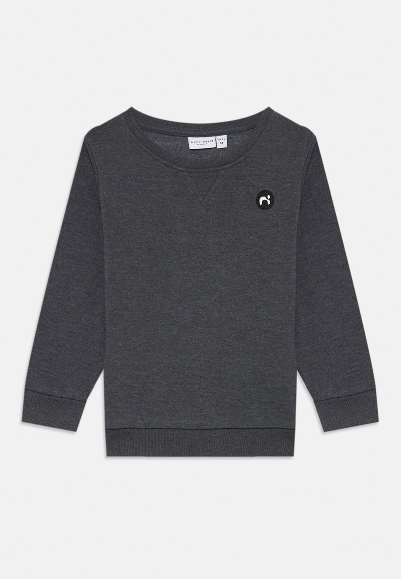 Sweat-shirt gris foncé à manches longues avec col rond, poignets et ourlet côtelés, arborant un petit écusson circulaire avec un motif blanc sur le haut gauche de la poitrine.