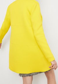 Taifun Abrigo corto - yellow