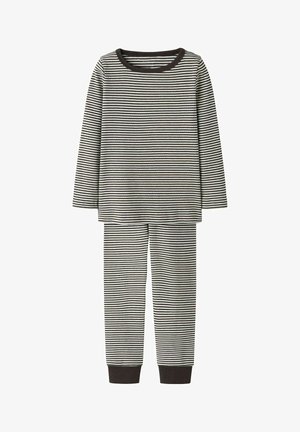 Brun og hvit tynnstripet langermet topp og matchende bukser med mørkebrune mansjetter og halslinning.