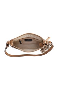 Borsa a tracolla in pelle beige con chiusura a zip, superficie liscia e tasca interna. Presenta una tracolla removibile e dettagli decorativi in metallo.