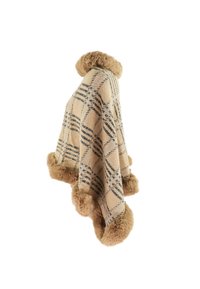Poncho a quadri beige con linee nere, caratterizzato da un bordo in pelliccia sintetica lungo i bordi. Texture morbida e design drappeggiato e fluido.