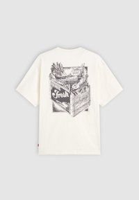 Bela bomba iz bombaža z črnim grafičnim tiskom lesenega zaboja z zelenjavo, označeno z "LEVIS Fresh," in kratkimi rokavi.