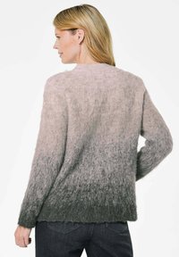 Leichtes, flauschiges Sweatshirt mit einem Ombre-Gradienten von Hellrosa zu Dunkelgrün; Rundhalsausschnitt, lange Ärmel und fransigen Saum.