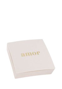 Kvadratisk, ljusrosa låda med en jämn yta och guldtexten "amor" på framsidan. Lock med en lätt böjning i kanterna.