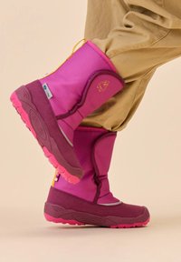 Lila isolierte Stiefel mit einer strukturierten Sohle, featuring eine rosa Gummisohle und gelben Akzenten, die ein Logo an der Seite zeigen.