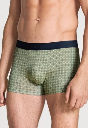 Grüne gemusterte Boxer-Shorts mit einem marineblauen elastischen Bund, die ein Diamantdesign aufweisen und eine glatte, dehnbare Textur für Komfort bieten.