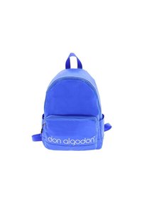 Mochila de nylon azul con forma redondeada, bolsillo frontal con cremallera, correas de hombro ajustables y logo blanco en la parte delantera.
