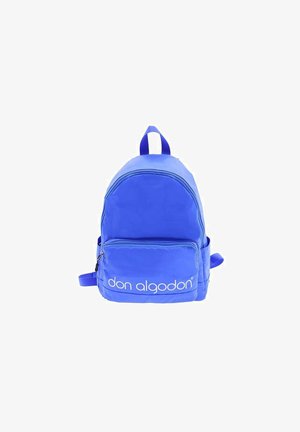 Mochila de nylon azul con forma redondeada, bolsillo frontal con cremallera, correas de hombro ajustables y logo blanco en la parte delantera.
