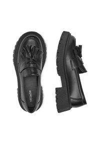 Čierne kožené mokasíny s detailom v podobe střapca, štruktúrovanou gumovou podrážkou a guľatou špičkou. Plný profil s viditeľným šitím a značkovaním vo vnútri.