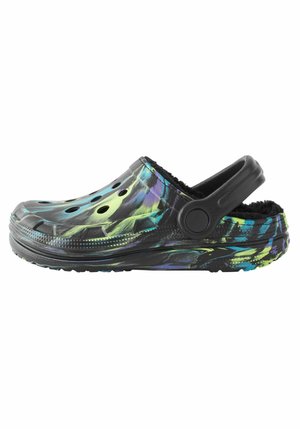 Sabot noir à enfiler avec un motif tie-dye bleu et vert, trous de ventilation, bride de talon ajustable et doublure intérieure noire et pelucheuse.