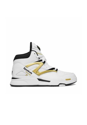 Weißer und goldener Reebok High-Top-Sneaker mit schwarzen Akzenten, dicker Sohle und Markenlogo an der Seite und auf der Zunge, nach rechts gerichtet.