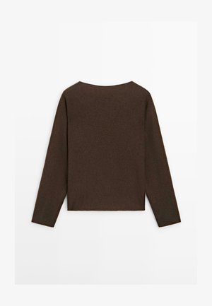 Bruine lange mouw gebreide trui met een ronde halslijn, weergegeven van de achterkant tegen een witte achtergrond.