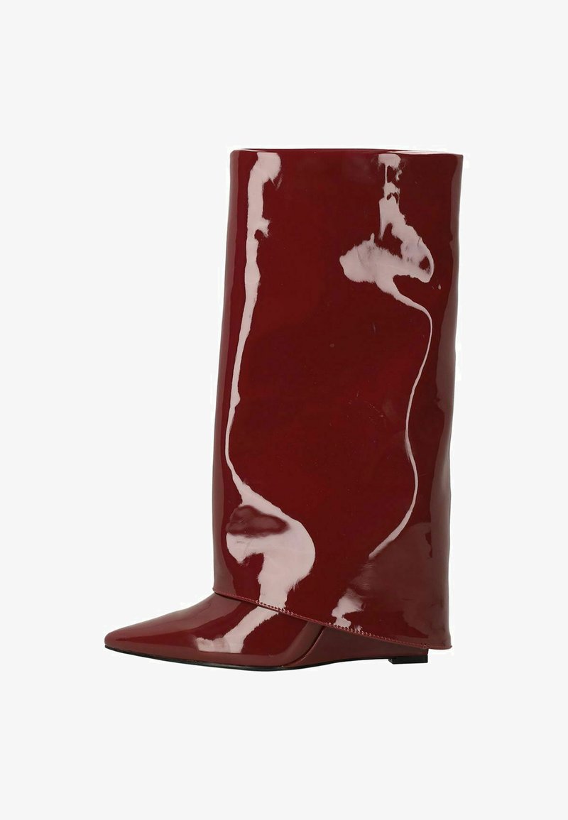 Glanzend donkerrode kniehoge laars met een spitse neus en vlakke zool, gladde glanzende afwerking, rechtopstaand op een witte achtergrond.