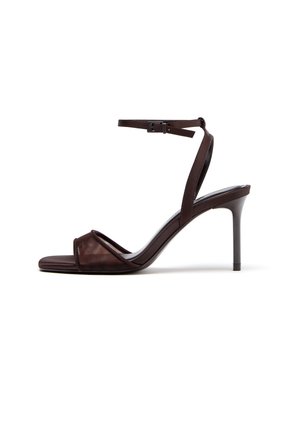 Sandale à talon haut brun foncé avec une fine bride de cheville et boucle, bout ouvert, et talon stiletto élancé sur fond blanc.