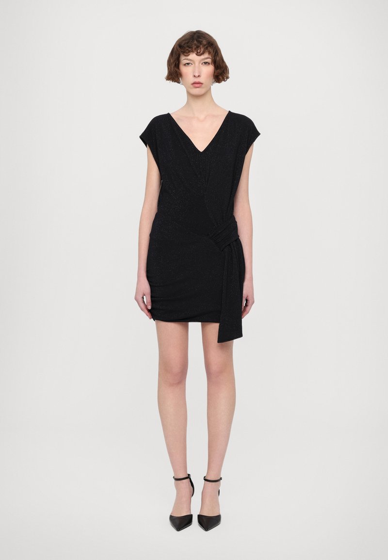 Robe noire courte avec un décolleté en V, un design drapé et un détail de nœud sur le côté. Fabriquée dans un tissu texturé avec un léger brillant. Coupe classique.