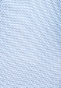 Světle modrá tkanina s opakujícím se tenkým vodorovným vzorem bledě modrých a bílých linií. Hladká textura, vhodná pro oděvy.