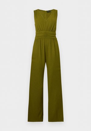 Ολόσωμη φόρμα σε ελιά πράσινο χωρίς μανίκια, με V-λαιμόκοψη, ραφές στη μέση, φαρδιά πόδια και υφή υφάσματος.