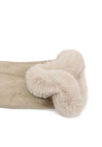 Guanti in suede beige con polsini in pelliccia morbida e soffice di colore crema, esposti su uno sfondo bianco.