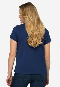 LAURASØN KLEINER KNOTEN V-AUSSCHNITT HALBARM - Camiseta básica - medium blue