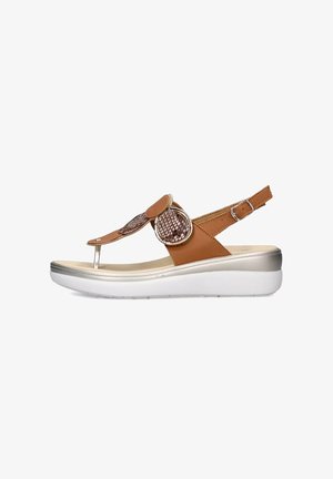 Infradito sintetico color beige con design rialzato, soletta imbottita, accento argentato e cinturino regolabile. Suola a piattaforma in bianco.