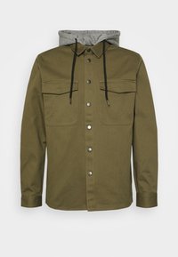 Chaqueta verde oliva de botones, con dos bolsillos frontales con solapa y capucha gris adjunta con cordones negros.