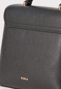 Borsa a mano in pelle nera con finitura testurizzata, dettagli in hardware dorato e logo in rilievo sul davanti. Design strutturato con manico superiore.